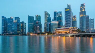 Singapur şehir cityscape gökdelenler gün gece timelapse için çarpıcı alacakaranlık görünümünü