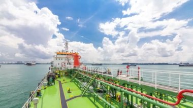 Yeşil mavi gökyüzü timelapse altında tanker deste