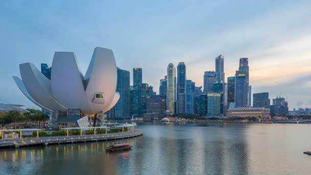 Futurystyczna architektura kwiatka kształt sztuki Science Museum w dzień pierwszego planu do nocy timelapse i wieżowce panoramę miasta z Singapuru. — Wideo stockowe