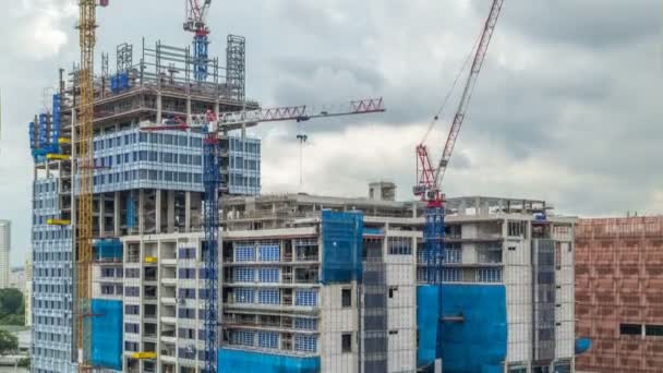Строительная площадка современного небоскреба в Сингапуре — стоковое видео