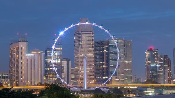 Skyline de Singapur con los famosos ferries de Singapur Rueda de noche al día timelapse — Vídeo de stock