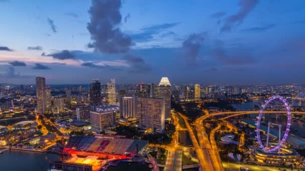 Skyline van Singapore met beroemde Singapore Ferries wiel dag naar nacht timelapse in schemerlicht — Stockvideo