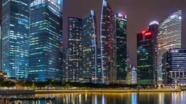 Singapur iş bölgesi gökdelenler ile su yansımalar timelapse hyperlapse gece zamanında bir görünümünü