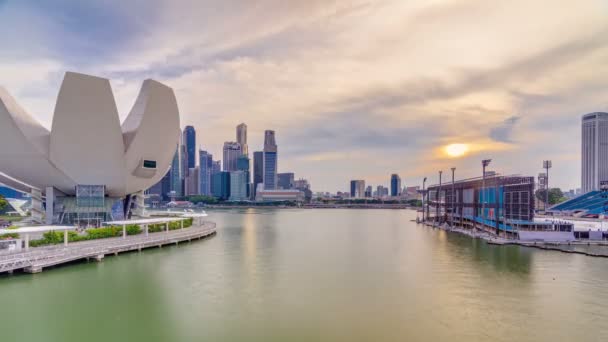 Futurystyczna architektura kształt kwiat projekt muzeum nauki sztuki na pierwszym planie timelapse i wieżowce skyline miasto Singapur. — Wideo stockowe