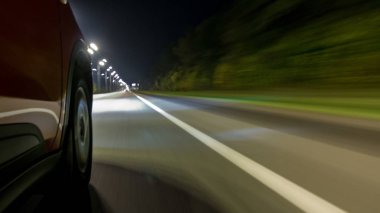 Drivelapse bir gece karayolu timelapse hyperlapse, yol üzerinde hareketli araba yan yüksek hız yansıyan. Modern bir şehir hızlı ritmine.