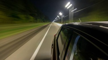 Drivelapse bir gece karayolu timelapse hyperlapse, yol üzerinde hareketli araba yan yüksek hız yansıyan. Modern bir şehir hızlı ritmine.