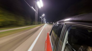 Drivelapse bir gece karayolu timelapse hyperlapse, yol üzerinde hareketli araba yan yüksek hız yansıyan. Modern bir şehir hızlı ritmine.
