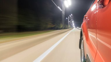 Drivelapse bir gece karayolu timelapse hyperlapse, yol üzerinde hareketli araba yan yüksek hız yansıyan. Modern bir şehir hızlı ritmine.