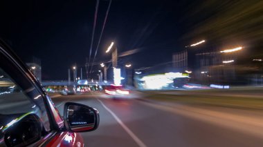 Hızlı araba yol yüksek hız yansıyan Şehir timelapse hyperlapse, bir gece Avenue'de hareketli iki yanına Drivelapse. Modern bir şehir hızlı ritmine.