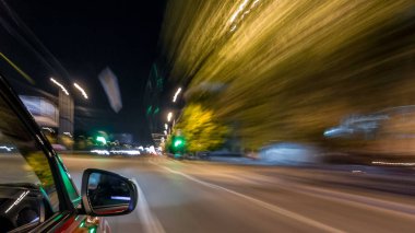 Hızlı araba yol yüksek hız yansıyan Şehir timelapse hyperlapse, bir gece Avenue'de hareketli iki yanına Drivelapse. Modern bir şehir hızlı ritmine.