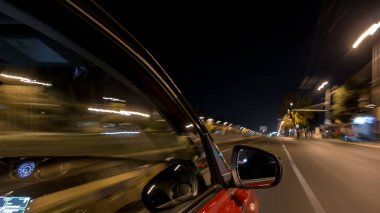 Hızlı araba yol yüksek hız yansıyan Şehir timelapse hyperlapse, bir gece Avenue'de hareketli iki yanına Drivelapse. Modern bir şehir hızlı ritmine.