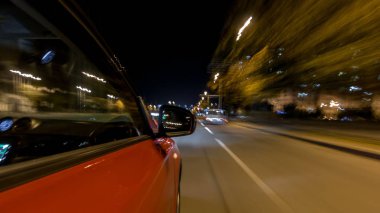Hızlı araba yol yüksek hız yansıyan Şehir timelapse hyperlapse, bir gece Avenue'de hareketli iki yanına Drivelapse. Modern bir şehir hızlı ritmine.