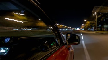 Hızlı araba yol yüksek hız yansıyan Şehir timelapse hyperlapse, bir gece Avenue'de hareketli iki yanına Drivelapse. Modern bir şehir hızlı ritmine.