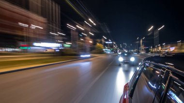 Hızlı araba yol yüksek hız yansıyan Şehir timelapse hyperlapse, bir gece Avenue'de hareketli iki yanına Drivelapse. Modern bir şehir hızlı ritmine.