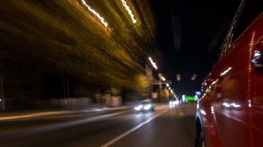 Hızlı araba araba yüksek hızda yol yansıyan bir şehir timelapse hyperlapse bir gece Avenue'de hareketli iki yanına Drivelapse. Modern bir şehir hızlı ritmine.
