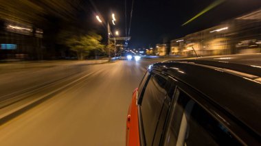 Hızlı araba araba yüksek hızda yol yansıyan bir şehir timelapse hyperlapse bir gece Avenue'de hareketli iki yanına Drivelapse. Modern bir şehir hızlı ritmine.
