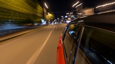 Hızlı araba araba yüksek hızda yol yansıyan bir şehir timelapse hyperlapse bir gece Avenue'de hareketli iki yanına Drivelapse. Modern bir şehir hızlı ritmine.