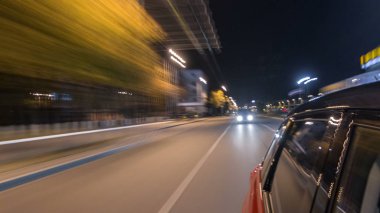 Hızlı araba araba yüksek hızda yol yansıyan bir şehir timelapse hyperlapse bir gece Avenue'de hareketli iki yanına Drivelapse. Modern bir şehir hızlı ritmine.