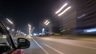 Drivelapse kentsel bak hızlı sürüş arabadan bir şehir timelapse hyperlapse gece caddede araba yüksek hızda yol yansıyan. Modern bir şehir hızlı ritmine.