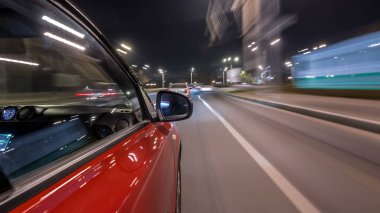 Drivelapse kentsel bak hızlı sürüş arabadan bir şehir timelapse hyperlapse gece caddede araba yüksek hızda yol yansıyan. Modern bir şehir hızlı ritmine.