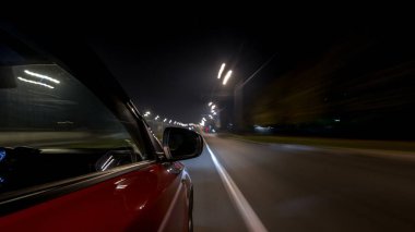Drivelapse kentsel bak hızlı sürüş arabadan bir şehir timelapse hyperlapse gece caddede araba yüksek hızda yol yansıyan. Modern bir şehir hızlı ritmine.