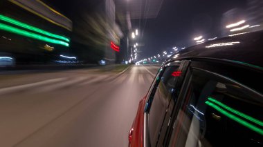 Drivelapse kentsel bak hızlı sürüş arabadan bir şehir timelapse hyperlapse gece caddede araba yüksek hızda yol yansıyan. Modern bir şehir hızlı ritmine.