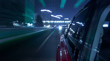 Drivelapse kentsel bak hızlı sürüş arabadan bir şehir timelapse hyperlapse gece caddede araba yüksek hızda yol yansıyan. Modern bir şehir hızlı ritmine.