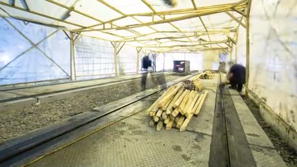 Zaměstnanci se čištění železniční tramvajové tratě, po stavební práce. — Stock video