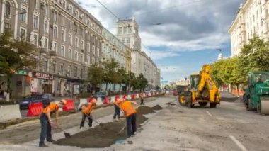 Buldozer taşır ve toprak ve moloz yol timelapse üzerinde yayılır.