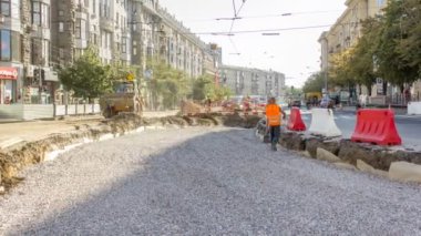 Buldozer taşır ve toprak ve moloz yol timelapse üzerinde yayılır.