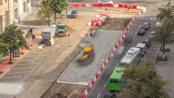 Buldoser itu bergerak dan menyebarkan tanah dan puing-puing di jalan timelapse . — Stok Video