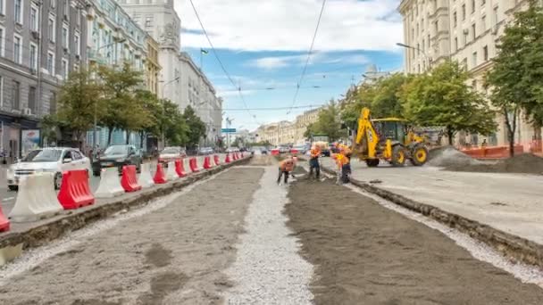 Бульдозер рухається і розсіює грунт і щебінь на дорозі . — стокове відео