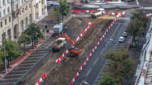 Cargador industrial excavadora movimiento tierra y descarga en un camión volquete timelapse — Vídeo de stock