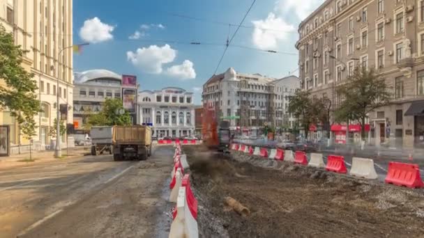 Industritruck loader grävskopa rörliga jorden och lossning i en dumper lastbil timelapse — Stockvideo