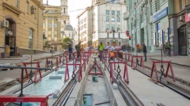 Tramvay rayları kendi yükleme ve beton yol timelapse tabaklarda entegrasyon aşamasında.