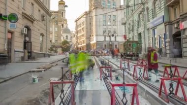 Tramvay rayları kendi yükleme ve beton yol timelapse tabaklarda entegrasyon aşamasında.
