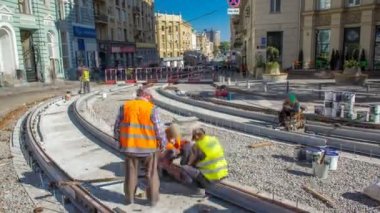 Onarım street timelapse üzerinde çalışır. Yeni tramvay raylar üzerinde bir şehir sokak düzenleme