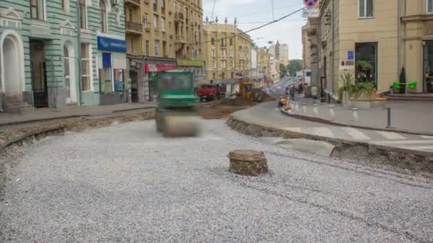 Rollos compactadores de rodillos de vibración verde en una piedra en la construcción de carreteras y la reparación de timelapse — Vídeo de stock