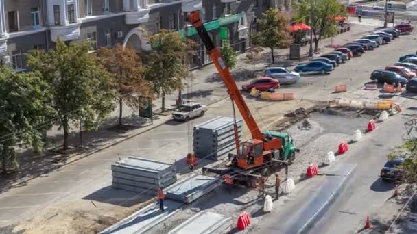 Installation de plaques de béton par grue sur le chantier de construction routière timelapse . — Video