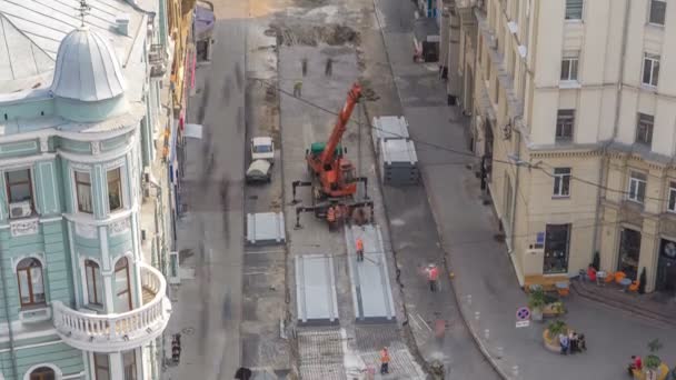 Installera betong plattor av crane på vägen konstruktion webbplats timelapse. — Stockvideo