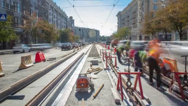 Tramvajová kolejnice ve fázi jejich instalace a integrace do betonové desky na silnici timelapse. — Stock video