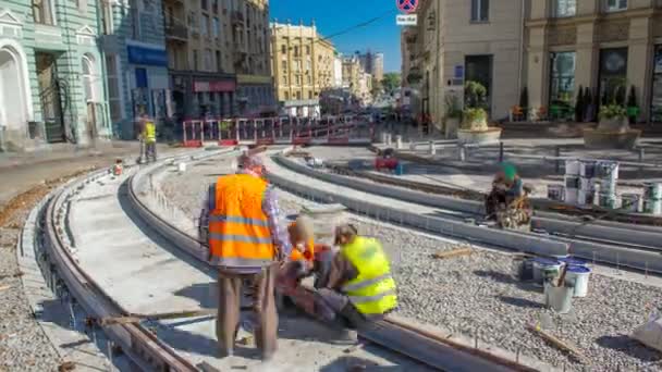 Reparaturarbeiten an der Straße dauern an. Verlegung neuer Straßenbahnschienen auf einer Stadtstraße — Stockvideo