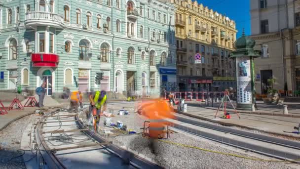 Reparationsarbeten på den gatan timelapse. Läggning av nya spårvagn skenor på en stadsgata — Stockvideo