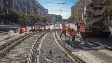Yol bakım yapımı ile birçok işçi ve mikser timelapse için Beton işleri