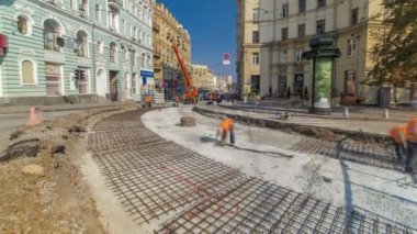 İşçiler için şehir timelapse tramvay parça kesme takviye yapmak