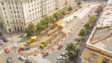 Eski tramvay rayları kamyon timelapse yükleme portakal inşaat teleskopik Vinçler-Mobil vinç.