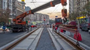 Portakal inşaat teleskopik Vinçler-Mobil vinç kaldırma tramvay rayları kamyon timelapse üzerinden.
