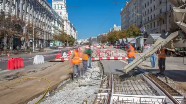 Trabajos de hormigón para la construcción de mantenimiento de carreteras con muchos trabajadores y timelapse mezclador — Vídeos de Stock