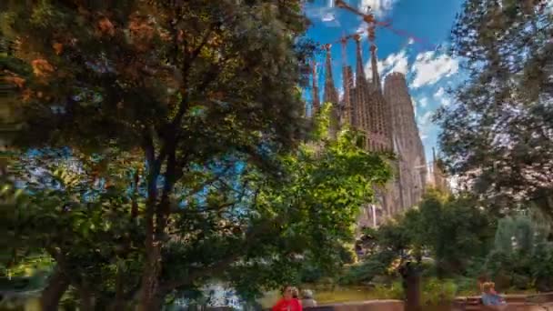 Sagrada família, uma grande igreja católica romana em Barcelona, Espanha hyperlapse timelapse — Vídeo de Stock