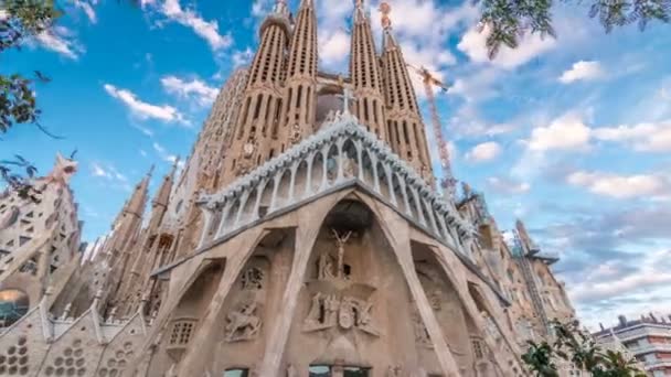 Sagrada Familia, velký římskokatolické církve v Barceloně, Španělsko timelapse hyperlapse — Stock video